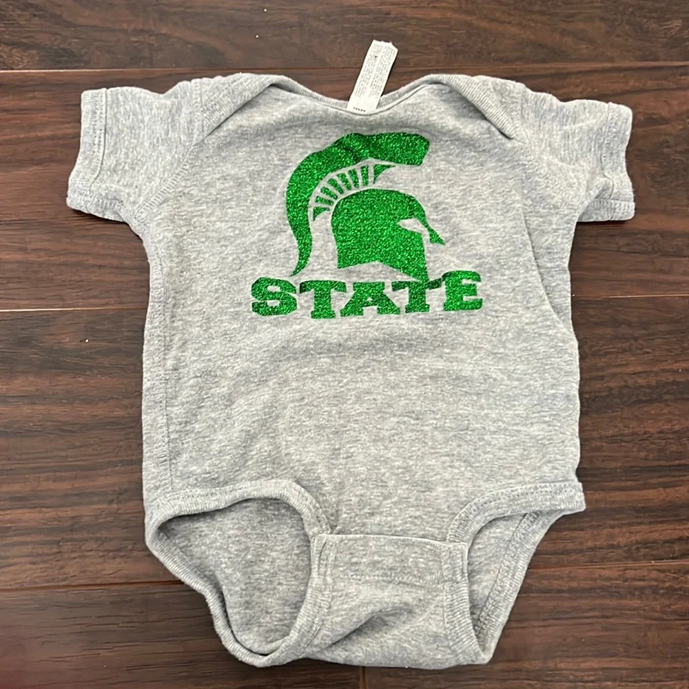 Michigan state baby girls glitter Spartans onesie bodysuit‎ size 6 months